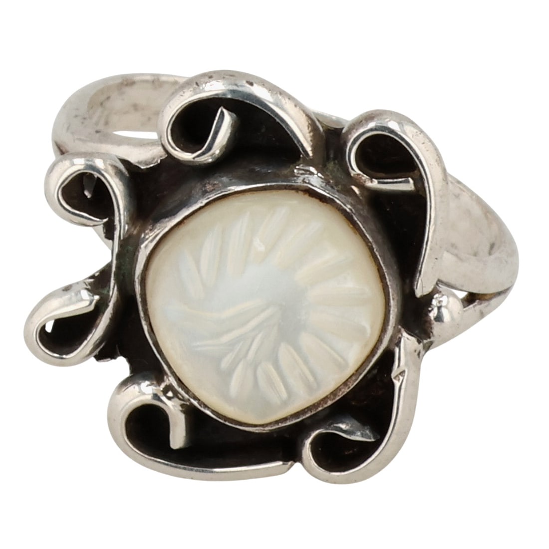 Navajo Sterling Mother of Pearl Ring Sz 7: Navajo Sterling Mother of Pearl Ring Sz 7 / 4g
