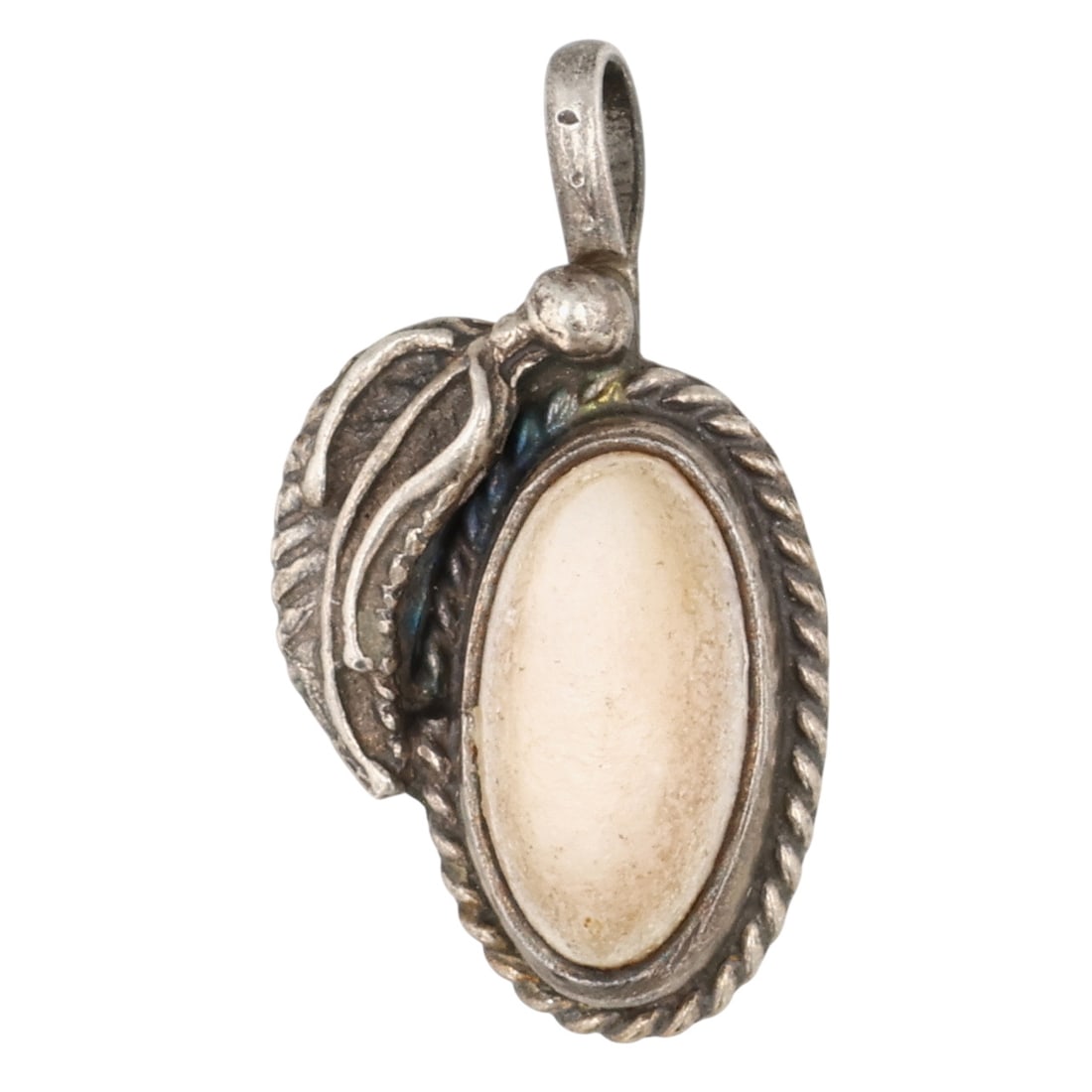 Navajo Sterling Mother of Pearl Pendant: Navajo Sterling Mother of Pearl Pendant / 1.5g