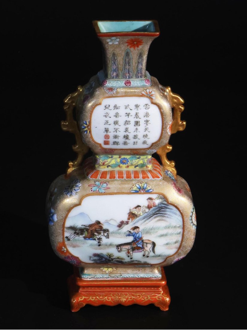 A famille rose wall vase in the shape of double gourd (1 of 8)