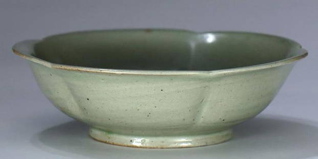 A Yue kiln celadon bowl: Five Dynasties Yue kiln celadon glazed bowl, decorated with sunflower mouth and carved bird patterns. Provenance: I.K. Gallery AUS, a private collector in Australia.