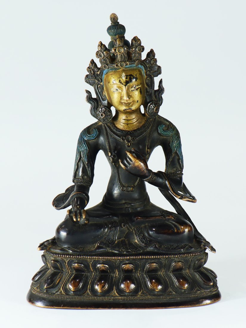 A 19th century agate snuff bottle (1 of 8)