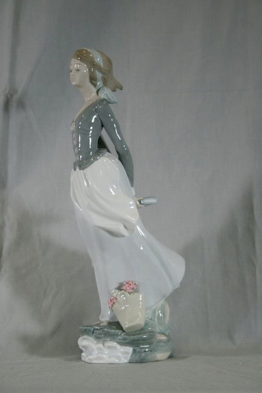 079: Large Lladro, Girl With Book - Sep 27, 2008 | Mathesons' AA