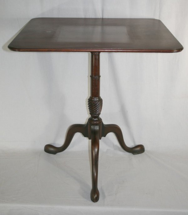 Kittinger Tilt Top Table: Nice tilt top Kittinger table, impressed printing which reads "Williambsburg Restoration with 4 CW XX" below.