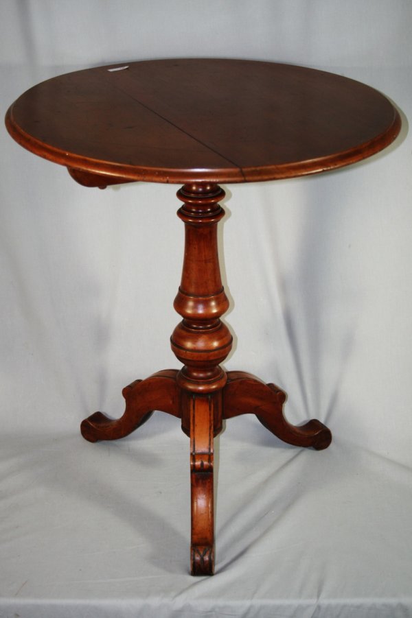 Victorian Tilt Top Table: A mahogany tilt top table