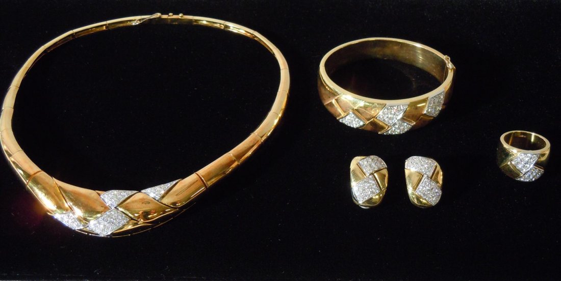 18kyg Diamond Necklace, Bracelet, Earring & Ring Suite: Leo Pizzo 18kyg Diamond Necklace, Bracelet, earrinng and ring suite. The Necklace Has A Total Gross Weight Of: 43.50 Dwt. The Bracelet Has A Total Gross Weight Of 34.80 Dwt. The Earrings Have A Total 