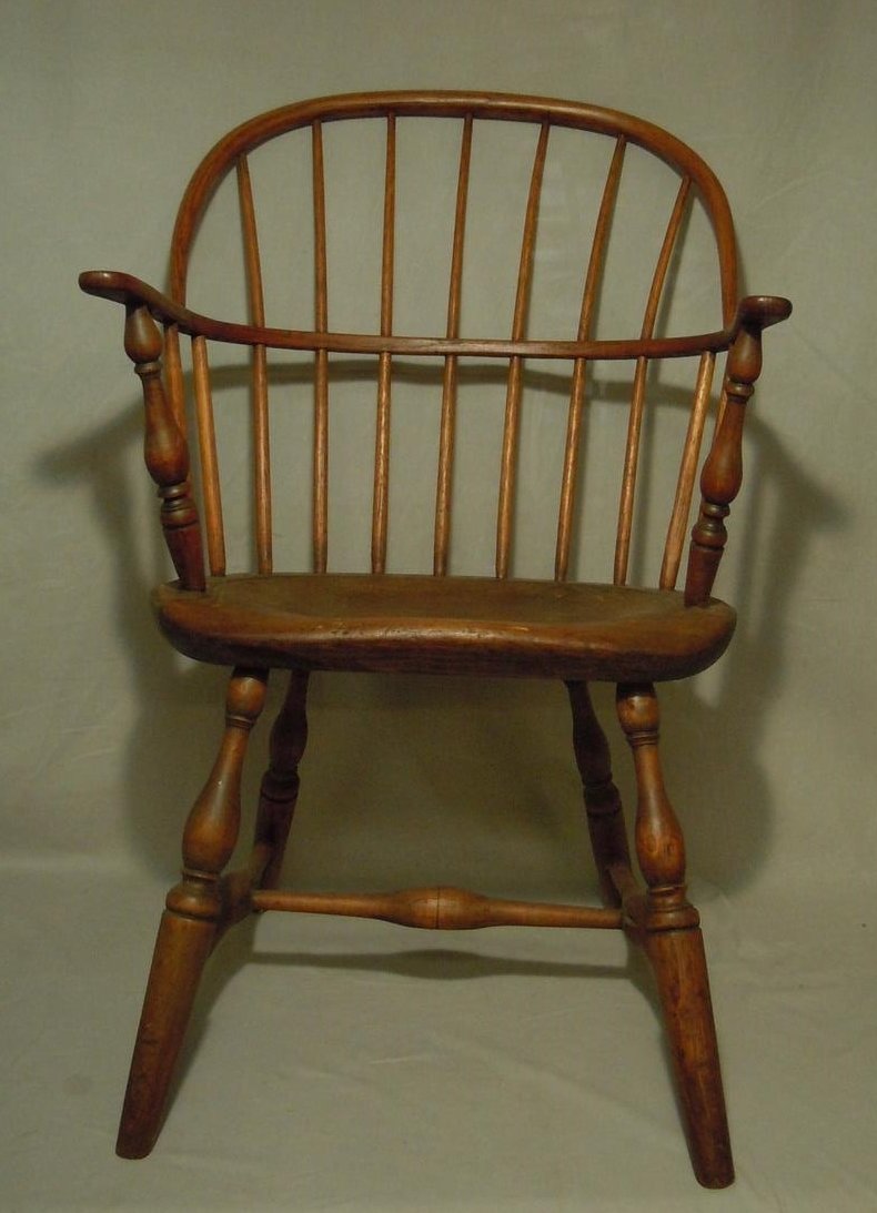 18thc American Continuous Arm Hoop Back Windsor Chair: 18thc American Continuous Arm Hoop Back Windsor Chair measuring 35" x 22 1/4" x 21"