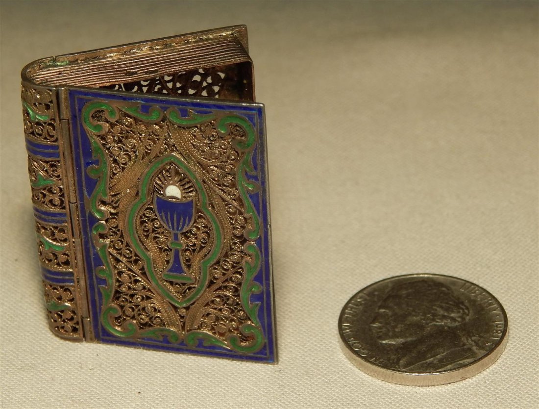 Book Shaped Gold & Enamel Vinaigrette: Book shaped gold and enamel vinaigrette