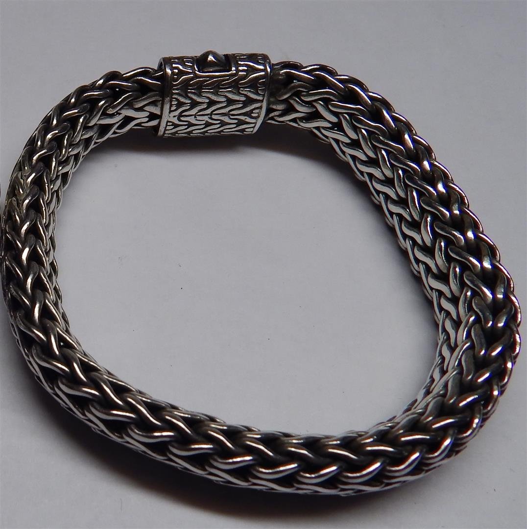 John Hardy Sterling Chainlink Mens Bracelet: A John Hardy sterling chainlink mens bracelet.*We had mistakenly titled this as a David Yurman, please note our mistake*