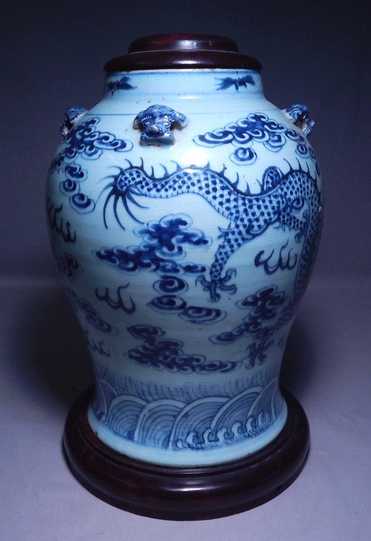 Large Blue and White Chinese Vase (1 of 8)