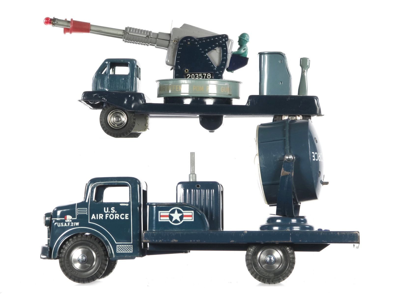 (2) Linemar Air Defense Pom Pom Gun & Marx Searchlight Trucks: This is a set of 2 pressed steel military trucks: a Linemar Anti-Aircraft Air Defense Pom Pom Gun Truck and a 1950s Marx U.S. Air Force Searchlight Truck. Both are untested. The Pom Pom Gun Truck meas