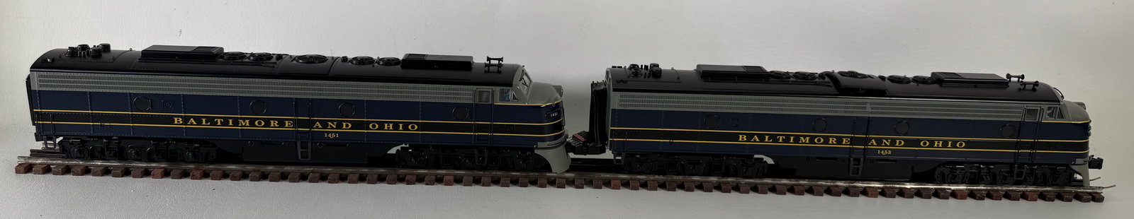 K-28101 B&O E-8 O Scale AA Diesel Engine (1 of 14)