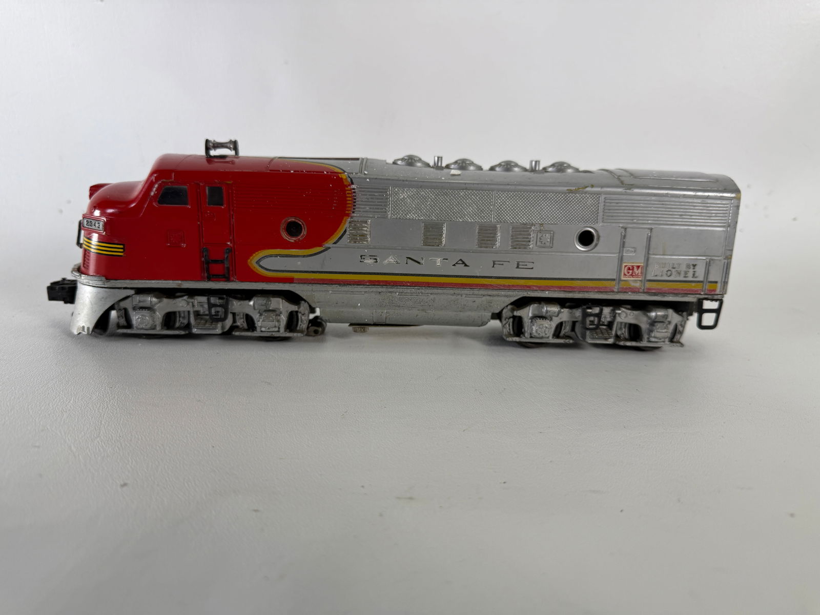 Lionel Santa Fe #2343 Diesel Engine.: Lionel Santa Fe #2343 Diesel Engine. Has some scratches. Runs Good.