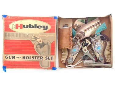 Hubley Texan Jr. Gun and Holster Set Boxed 3 Guns & Flask