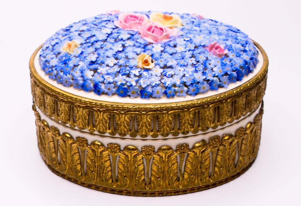 LG ANTIQUE ELFINWARE PORCELAIN BOX W/  FLOWERS (1 of 7)