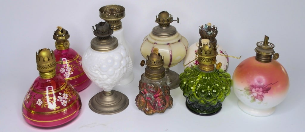 9PC ANTIQUE MINI GLASS OIL LAMPS: 9PC ANTIQUE MINI GLASS OIL LAMPS, LARGEST MEASURES 6.5" HEIGHT.