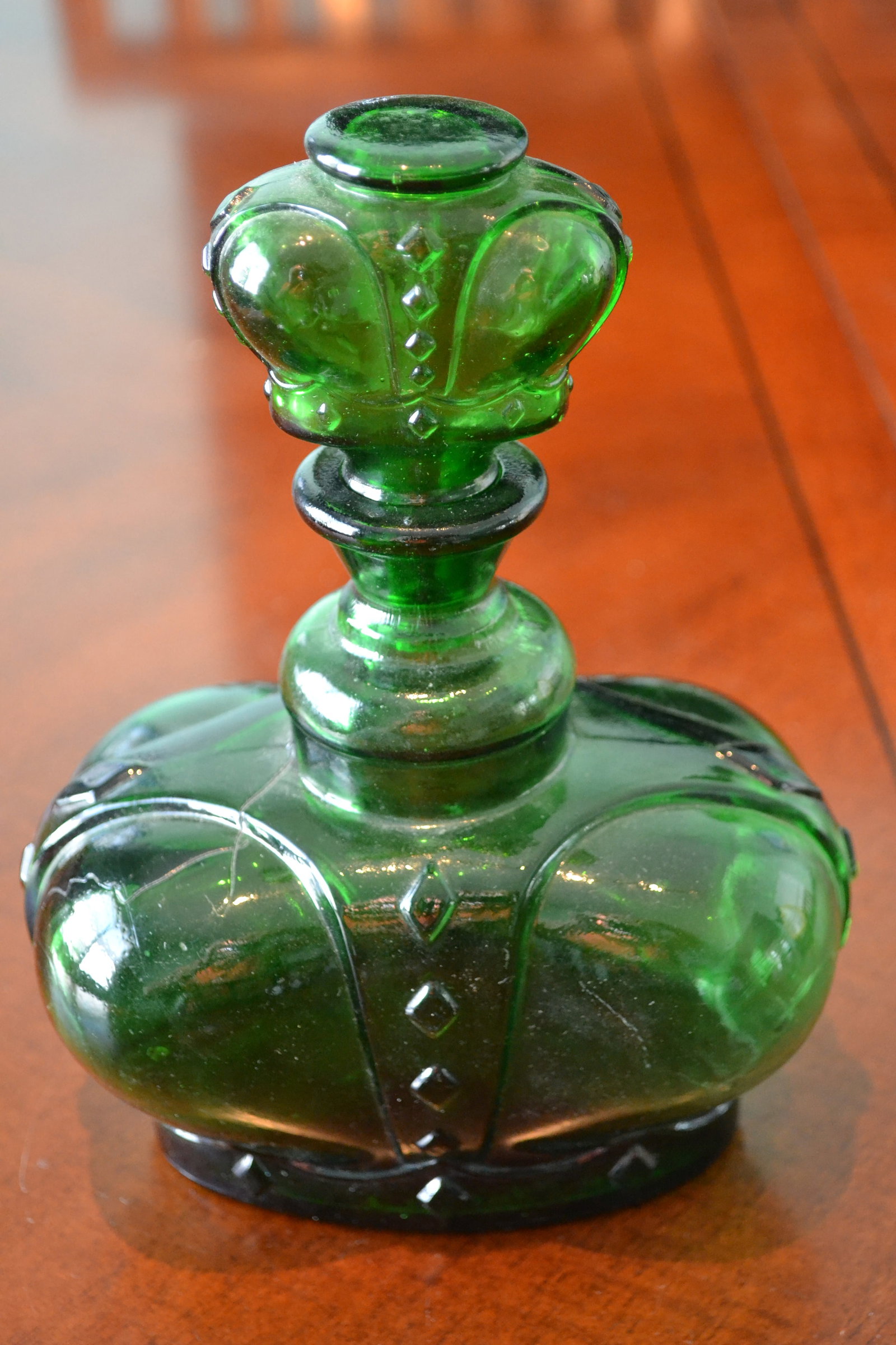 Italy Green Glass Crown Shape Decanter Victrylite: Vintage Victrylite Italian Green Glass Crown Shape Decanter and Crown Shaped Stopper Original made in Italy Textured Barware. Great Mid-Century Modern item. In fine condition Measures 5.5 inch W x 3.5