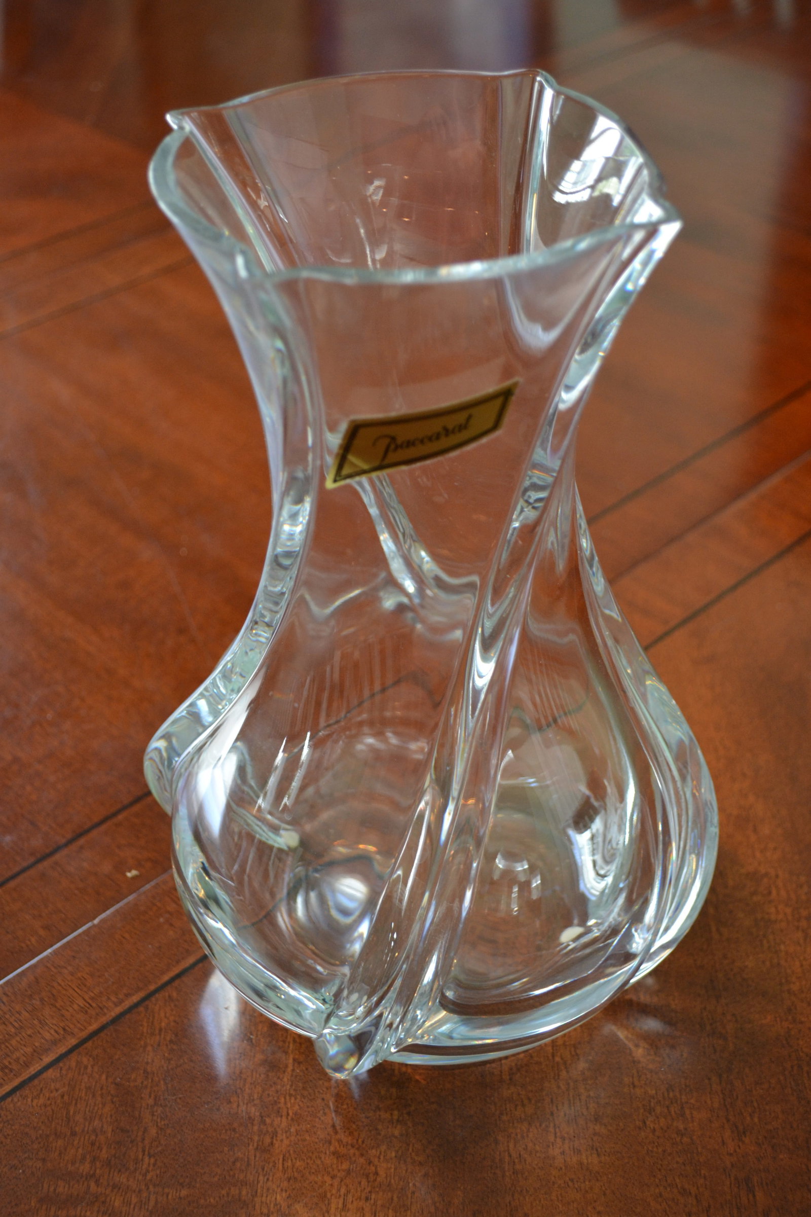 Baccarat Crystal Glass Serpentine Swirl 10" Vase: Baccarat Crystal Glass Serpentine Swirl 10" Vase Clear crystal "Serpentine" swirl vase by Baccarat France. Measures approx. 10" inch H x 8 in Diameter. In Excellent condition. Acid etched on the botto