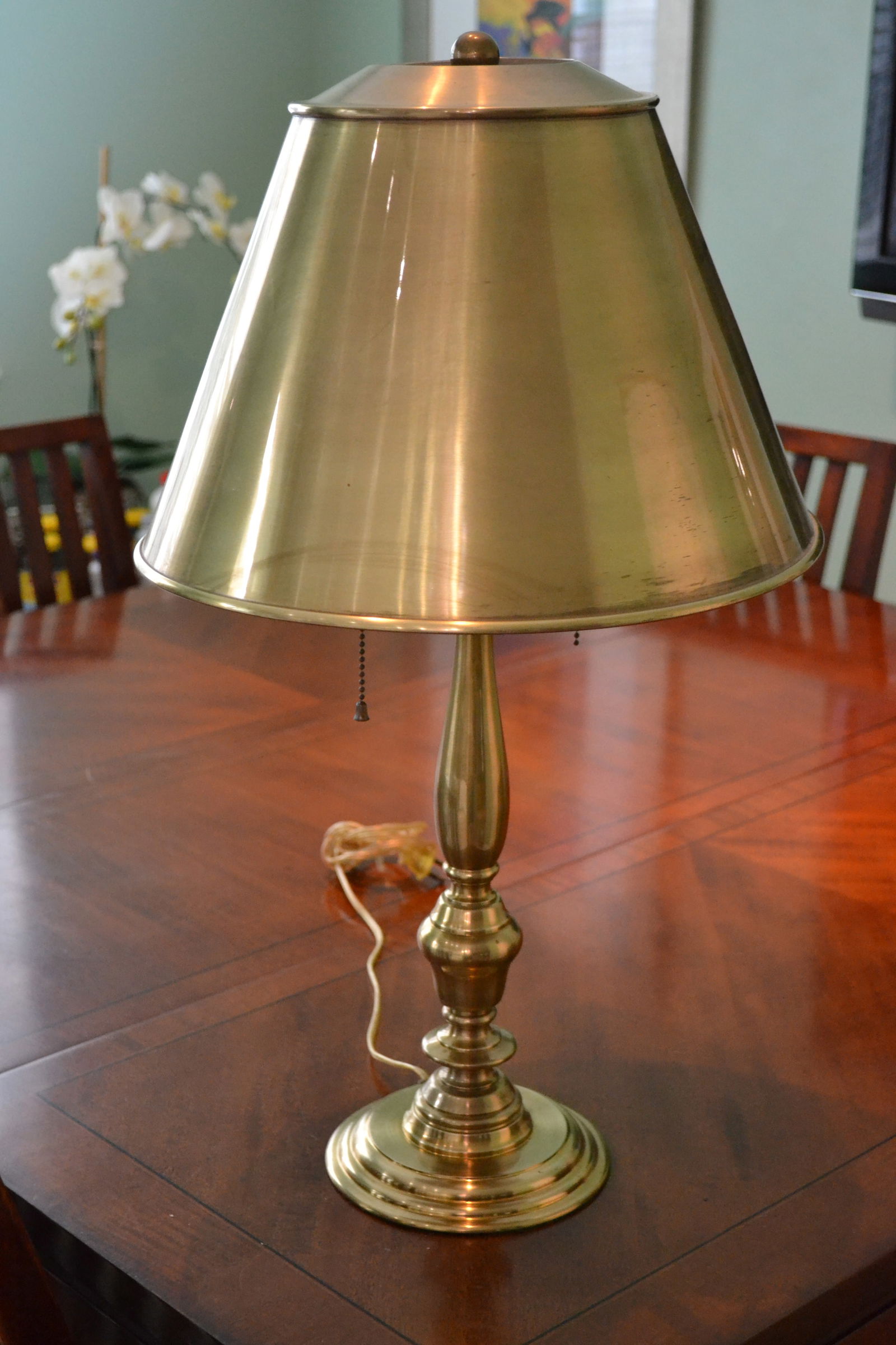 Levenger NYPL Brass Table Lamp with Brass Shade: Vintage Levenger Brass Table Lamp with Brass Shade and Double pulls Iconic design is a staple in the New York Public Library Quiet Room. Turned base and tapered shade are fully made of a high quality