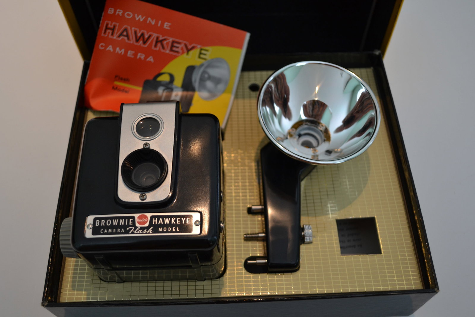 Vintage Kodak Brownie Hawkeye Outfit 177E Camera: Vintage Kodak Brownie Hawkeye Outfit 177E Flash Model Camera in original box with instruction booklet. Kodak made this style Hawkeye camera without flash compatibility from 1949-1951. The flash compat