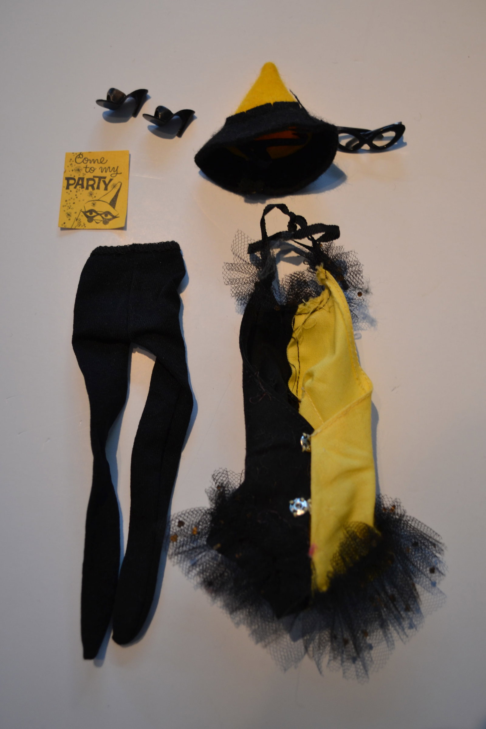 Barbie & Ken Masquerade Ensembles 944 / 794 Outfit: Barbie & Ken Masquerade Ensembles 944 / 794 Outfit Masquerade- Yellow and black short costume with glitter-net ruching matching clown hat, black nylon tights, black shoes and masquerade glasses . Ken