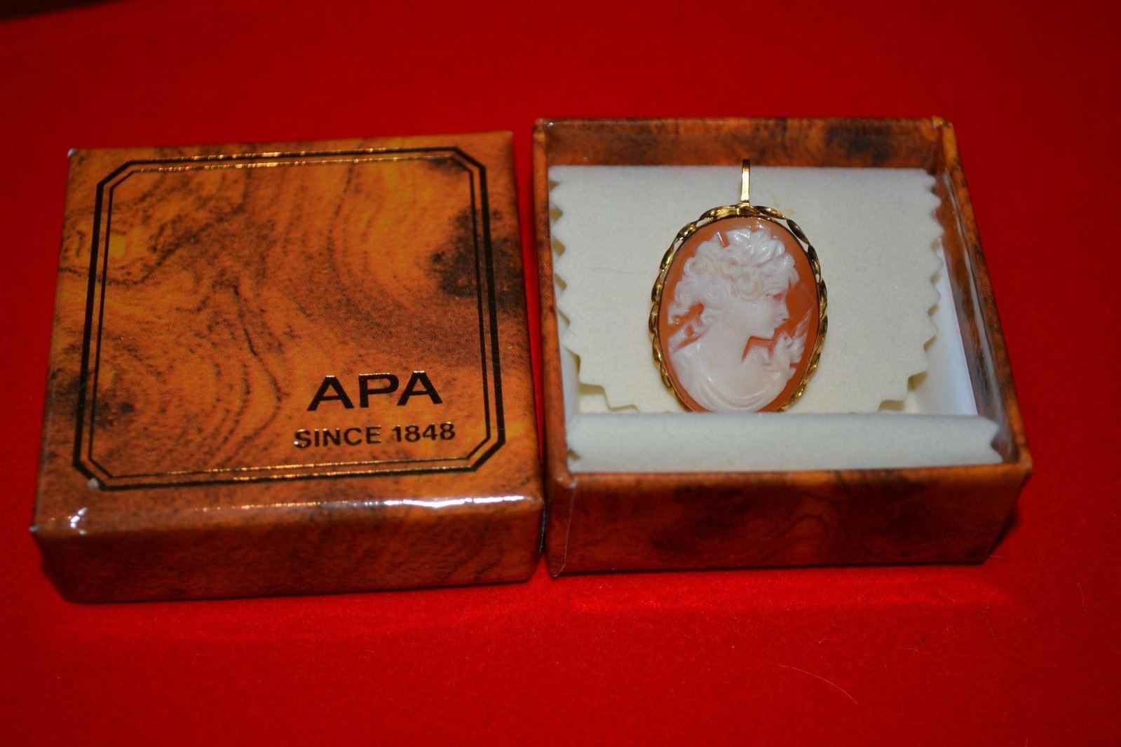 Giovanni APA 18K Carved Cameo Pendant Pin Italy: Italian made Giovanni APA 18K Yellow Gold Carved Cameo Pin / Pendant Stunning carved cameo side profile of a beautiful woman. In original BoxYou can see every amazing detail...the curls & flowers in h