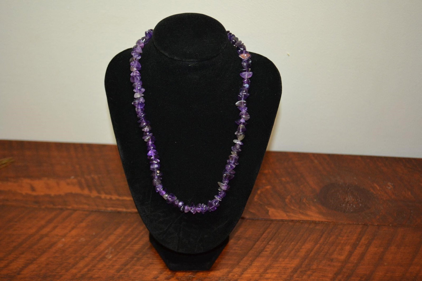 Vintage Purple Amethyst Strand Beaded Necklace: Vintage Purple amethyst Strand Beaded Necklace This is a purple amethyst chip gemstone necklace, typically featuring tumbled or raw quartz gravel beads strung together, often found in vintage styles