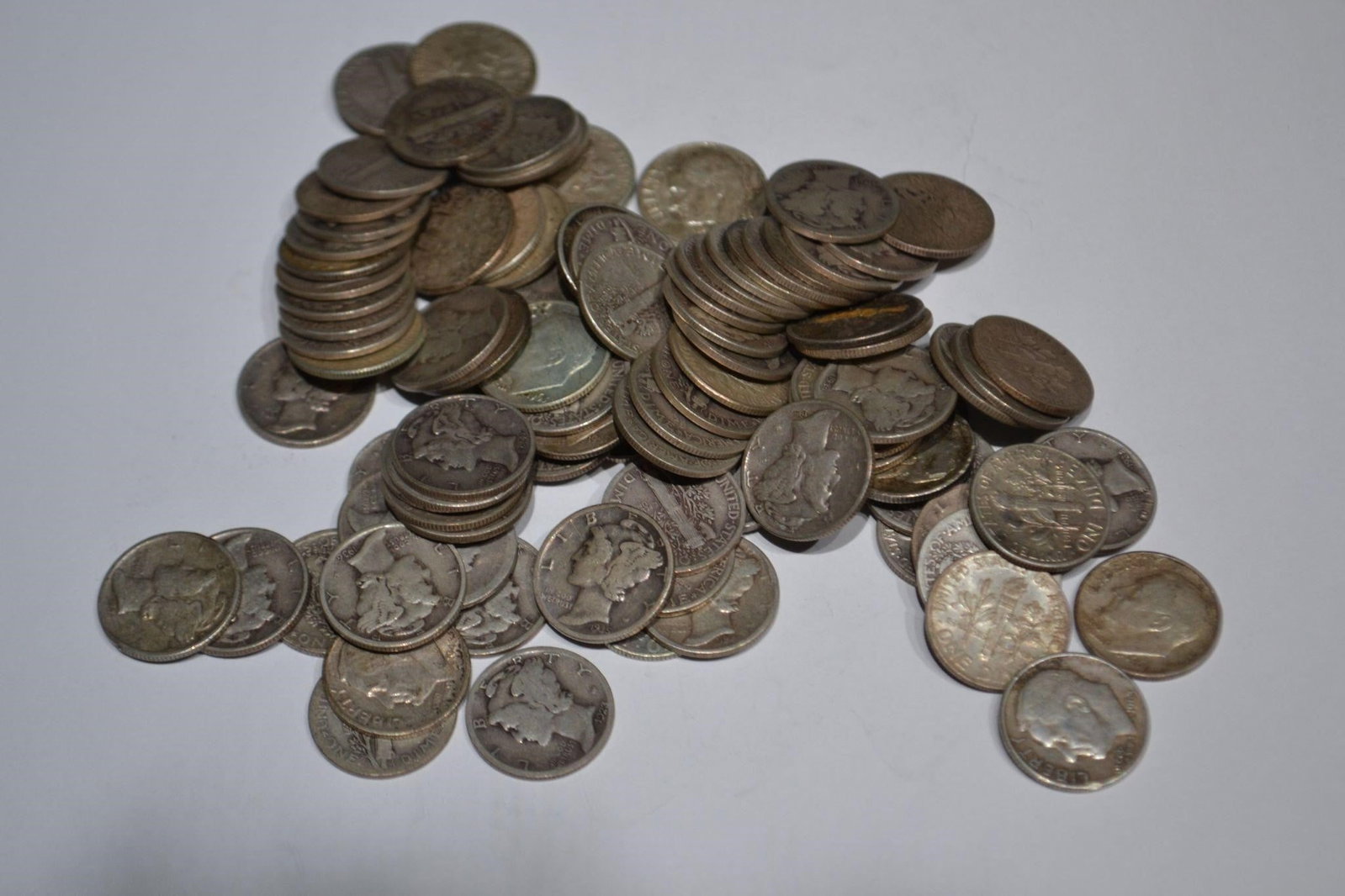 SILVER MERCURY OR ROOSEVELT DIMES LOT OF 102: SILVER MERCURY OR ROOSEVELT DIMES LOT OF 102 Bulk Sale US COINS