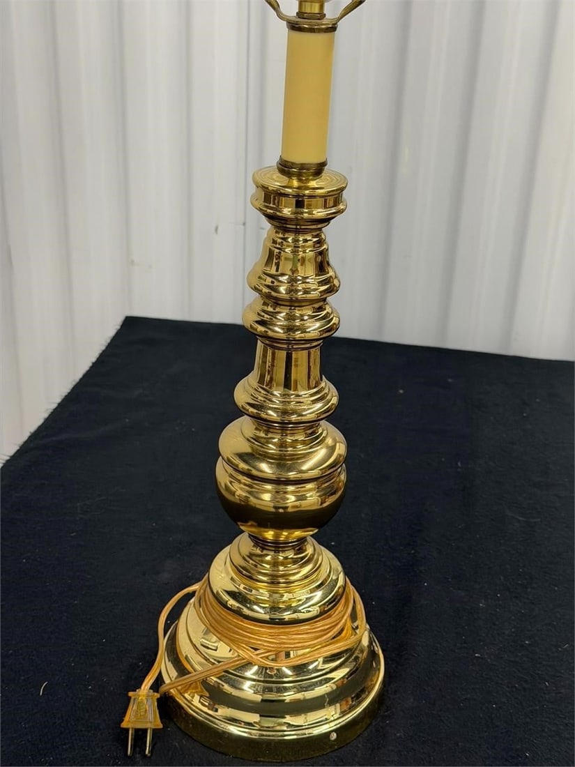 Vintage Pair Brass Table Lamp Hollywood Regency: Vintage Pair Brass Table Lamp Hollywood Regency StyleMeasurements 6"D x 31"H Finial