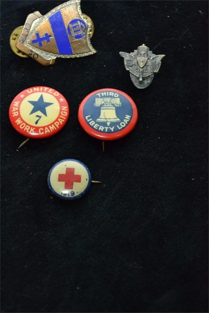 Vintage Tray Lot WWI & WWII Pins Badge Wings (1 of 6)