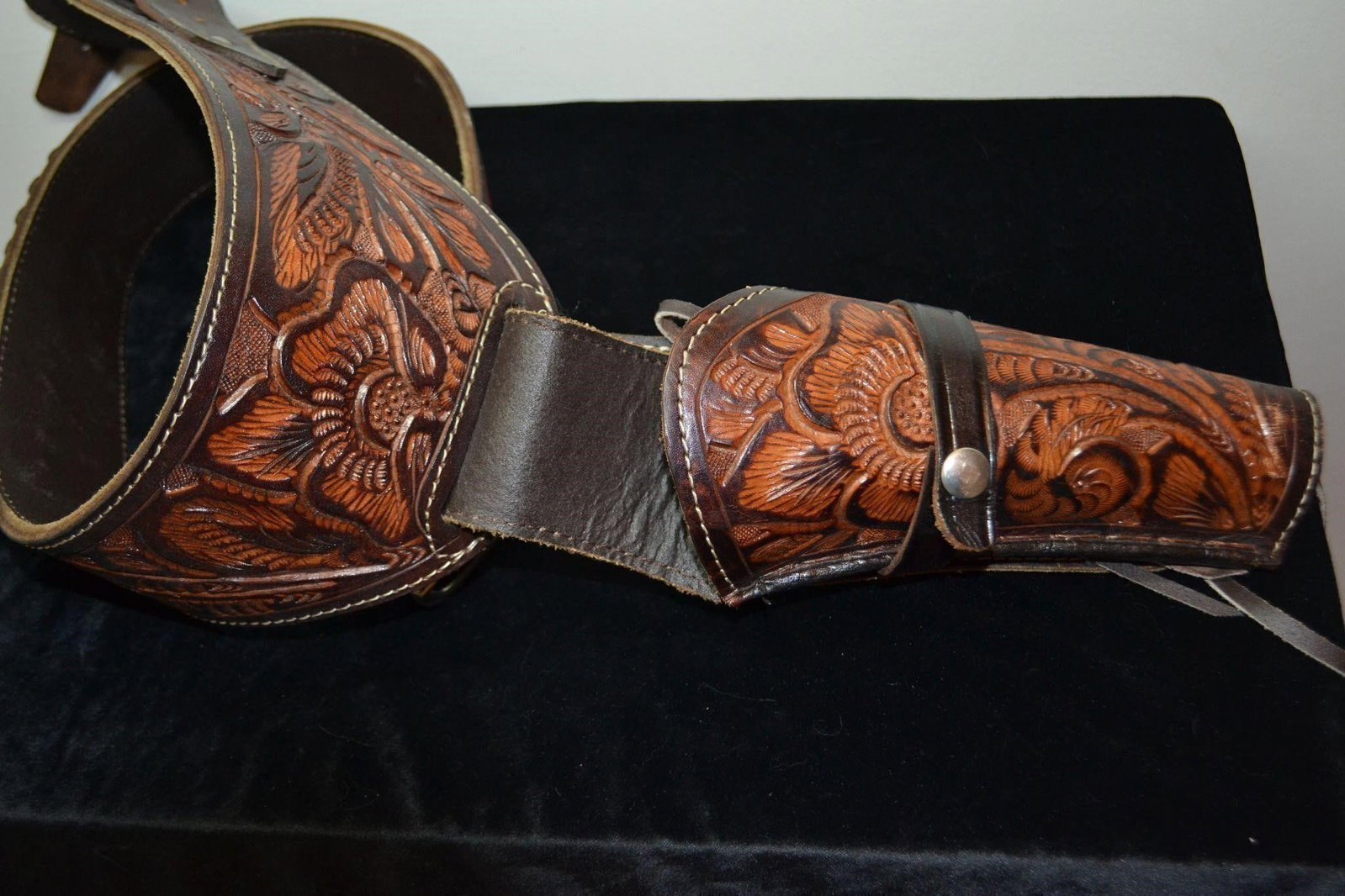 Western Style Tooled Leather Gun Belt & Holster (1 of 5)