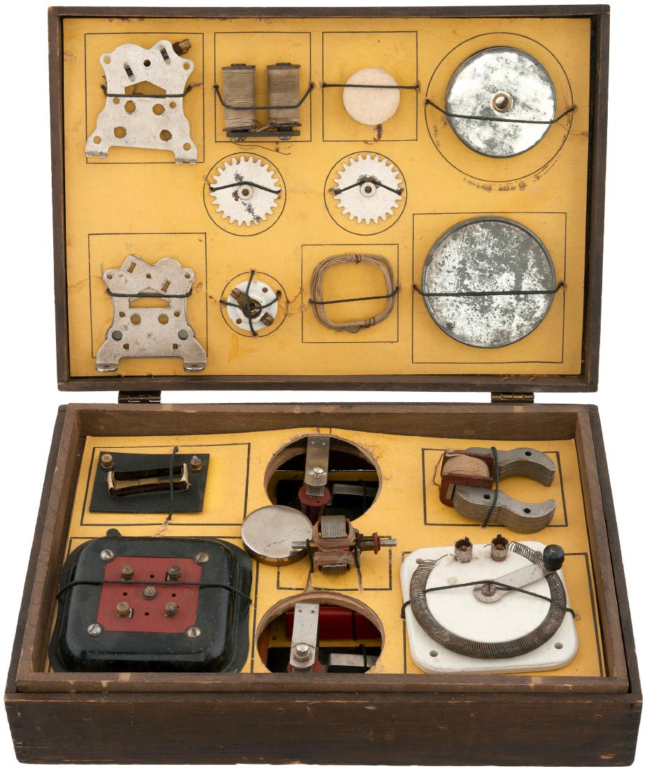 "GILBERT ERECTOR ELECTRICAL SET" BOXED 1915 SET.: 8.5x12-3/8x3" deep wooden case contains A.C. Gilbert Co. set, 1915. Case has metal fasteners and lid has "Gilbert Toys Electrical" decal and this shows obvious wear. Underside of lid has insert that a