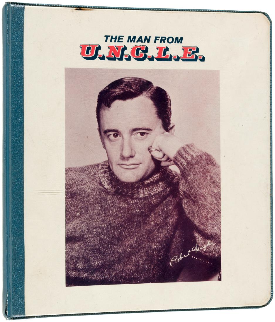 MAN FROM U.N.C.L.E. VINYL 3-RING BINDER AND TWO PACKS O: 2x10x11.5" standard vinyl binder in blue/white. Front image of Solo in sweater. Reverse has logo and six different Solo head images. 1" split on spine at seam on close inspection and small soil spot a