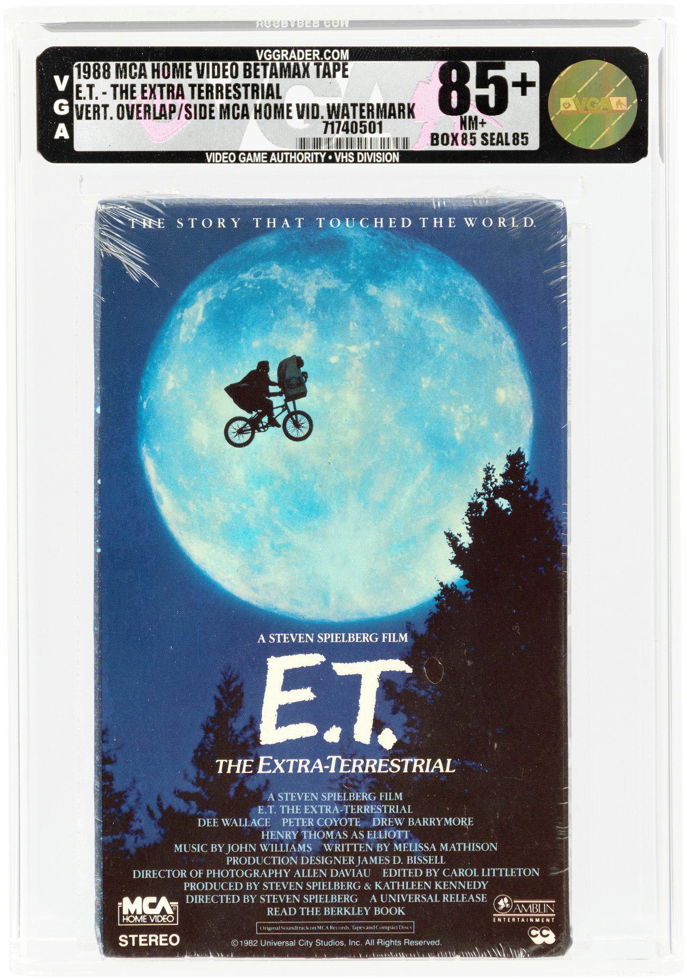 E.T. THE EXTRA-TERRESTRIAL BETAMAX (1988) VGA 85+ NM+ (VERTICAL OVERLAP/SIDE MCA HOME VIDEO: MCA Home Video Betamax tape for Steven Spielberg's blockbuster 1982 film starring Dee Wallace, Henry Thomas, Peter Coyote, Robert MacNaughton, Drew Barrymore and Erika Eleniak. The film would go on to