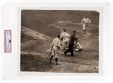 1927 WORLD SERIES - NEW YORK YANKEES VS PITTSBURGH PIRATES ORIGINAL NEWS SERVICE PHOTOGRAPH WITH LOU