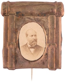 GARFIELD 1880 BRASS SHELL KNAPSACK ALBUMEN PORTRAIT BADGE.