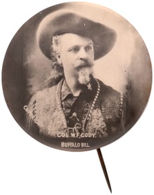 COL. W. F. CODY/BUFFALO BILL C. 1903 SOUVENIR BUTTON FROM HIS ENGLAND TOUR.