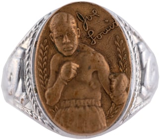 1940s JOE LOUIS FACSIMILE SIGNATURE AND BOXING STANCE PORTRAIT RING BI-METAL VARIETY (OVERSTREET COL
