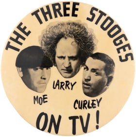 THE THREE STOOGES ON TV! RARE C. 1959 TELEVISION PROMO BUTTON.