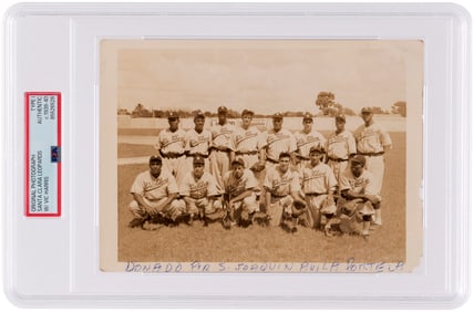 C. 1939-40 SANTA CLARA LEOPARDS CUBAN LEAGUE BASEBALL CLUB PHOTO WITH VIC HARRIS & TETELO VARGAS PSA