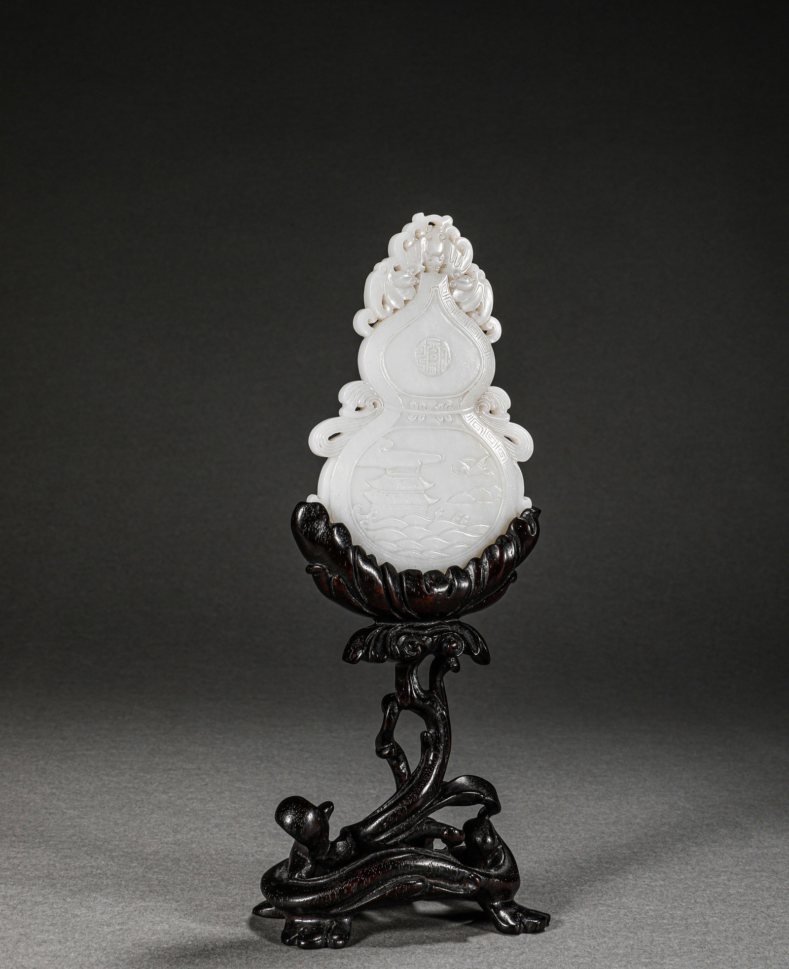 Hetian white mutton fat jade gourd in Qing Dynasty: High:20.5cm,Wide:8.2cm,Weight:139g