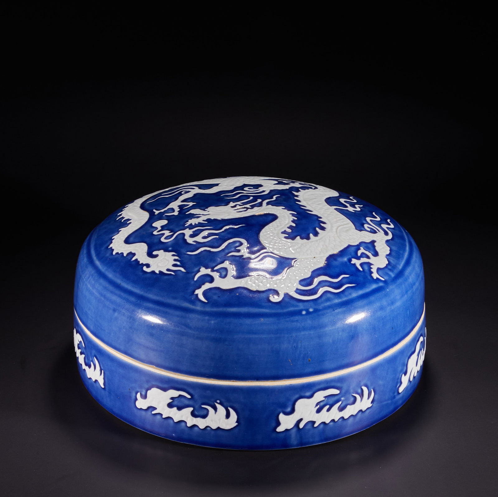 Ming Dynasty Blue and White Dragon Pattern Covered Box (1 of 15)