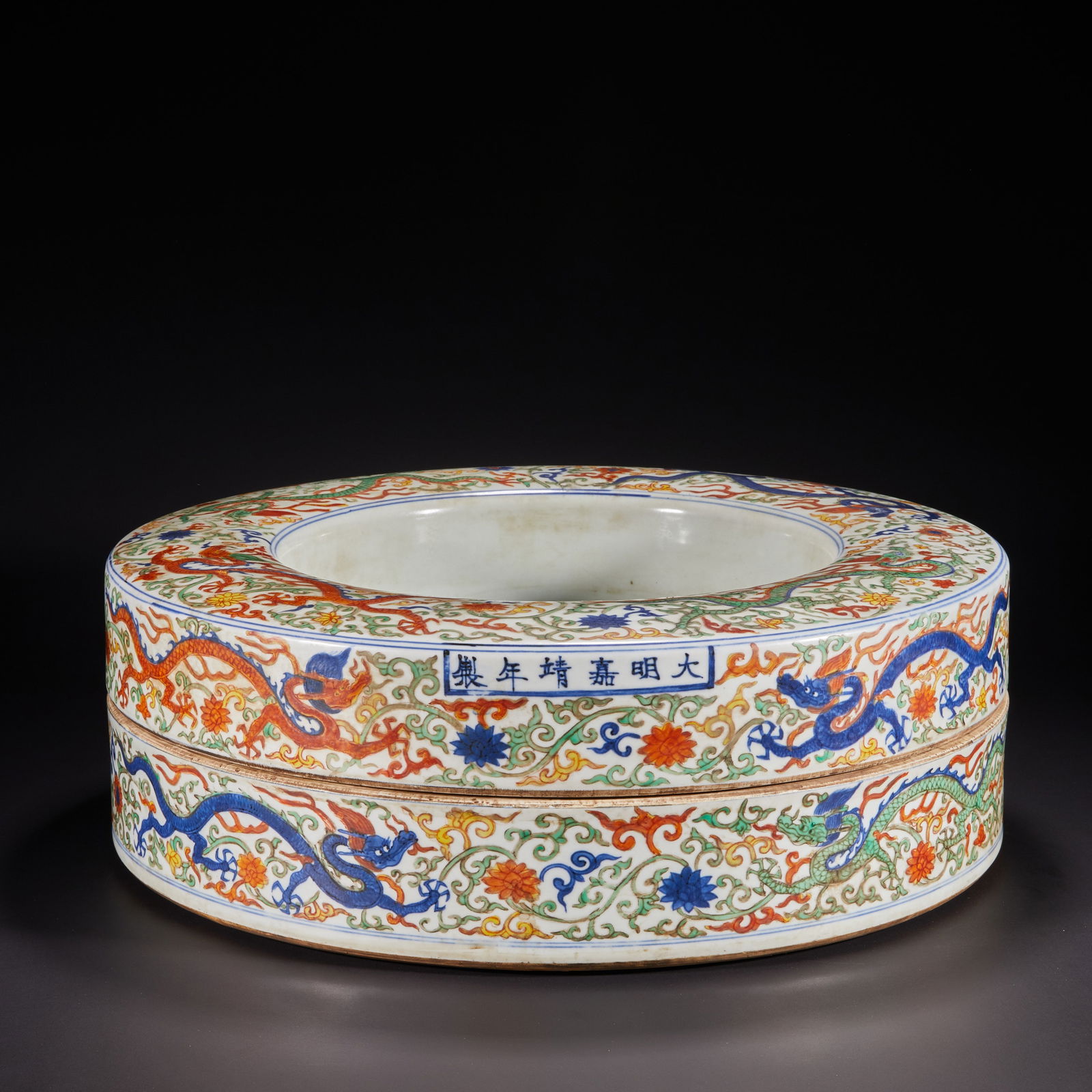 Ming Dynasty polychrome dragon pattern covered box (1 of 20)