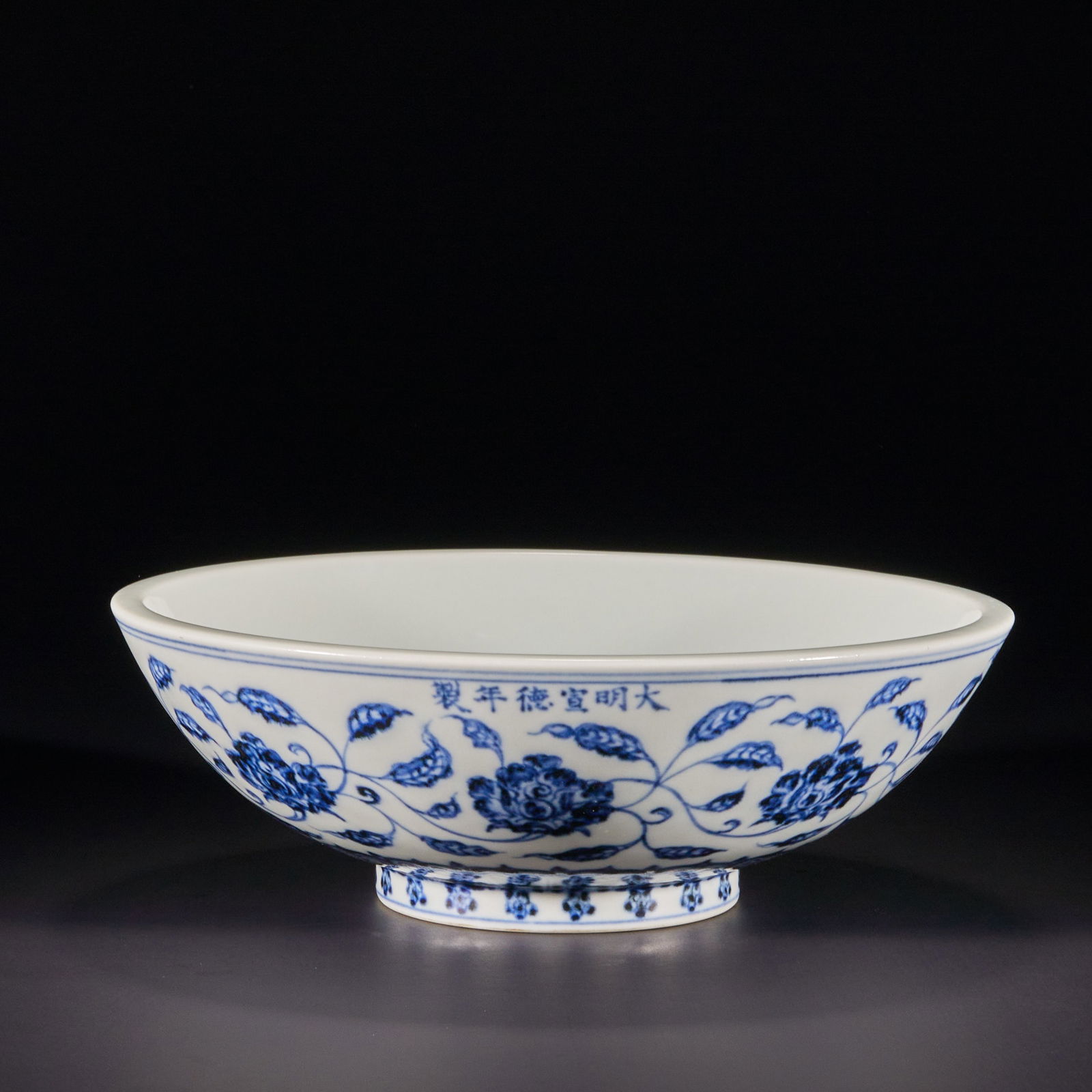 Ming Dynasty Dragon Pattern Covered Jar (1 of 10)