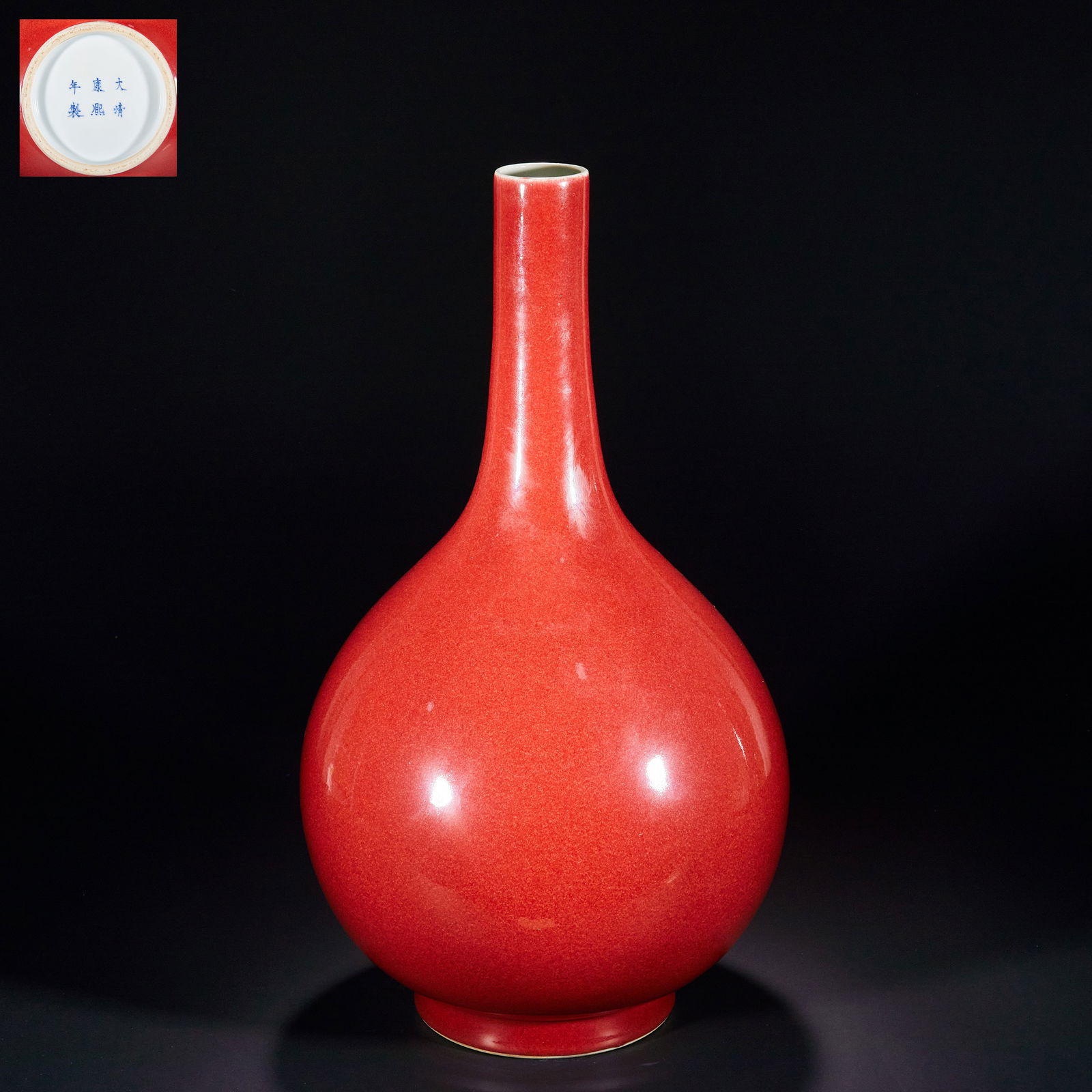 Monochrome glazed long-necked bottle from the Qing Dynasty (1 of 9)