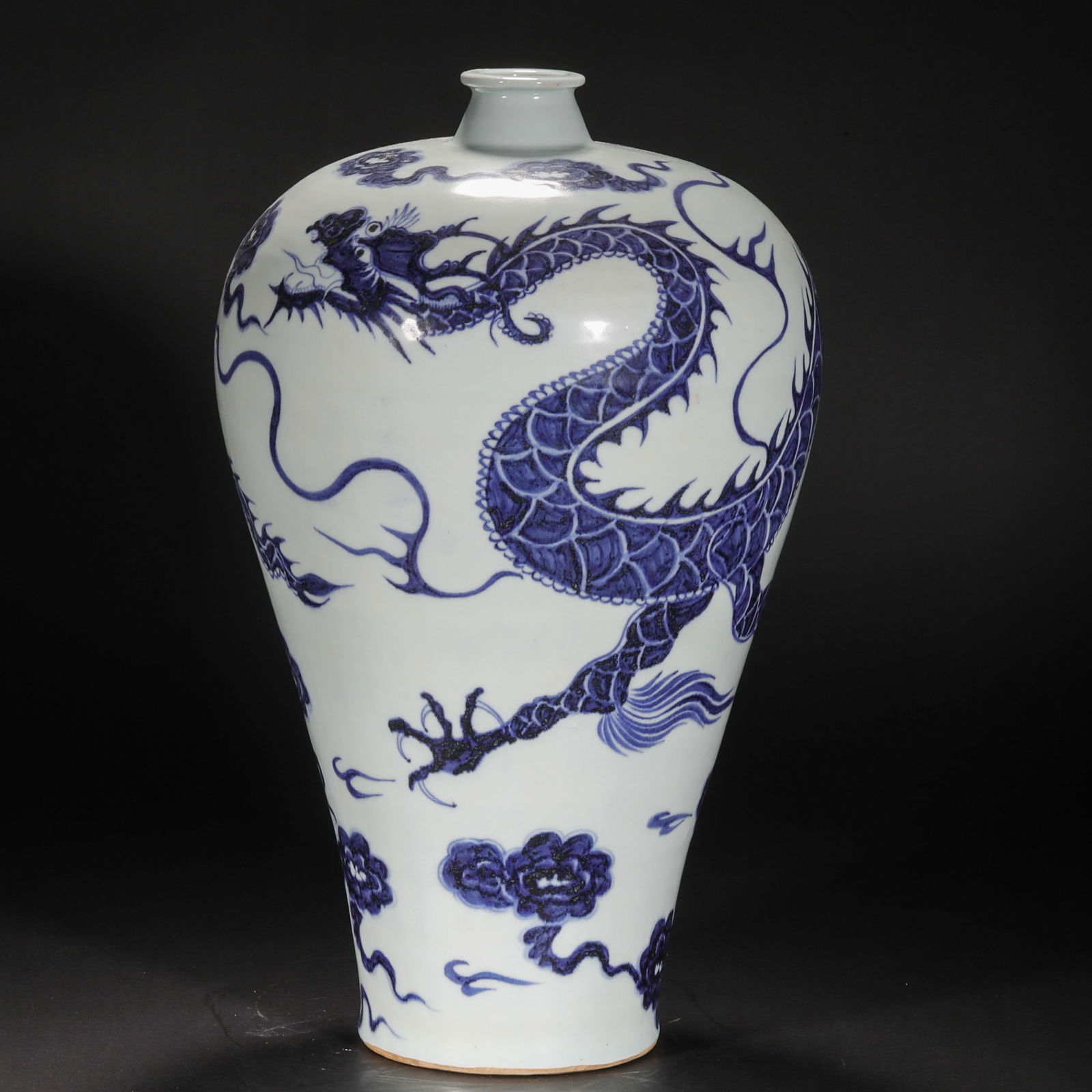 Ming Dynasty White-Ground Blue and White Dragon Pattern Plum Vase: 338Ming Dynasty White-Ground Blue and White Dragon Pattern Plum Vase