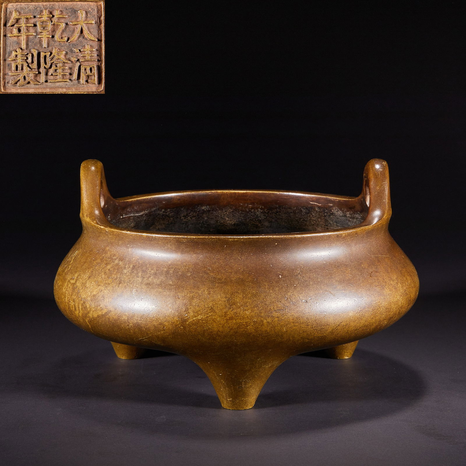 Qing Dynasty bronze incense burner with two handles and three legs (1 of 9)
