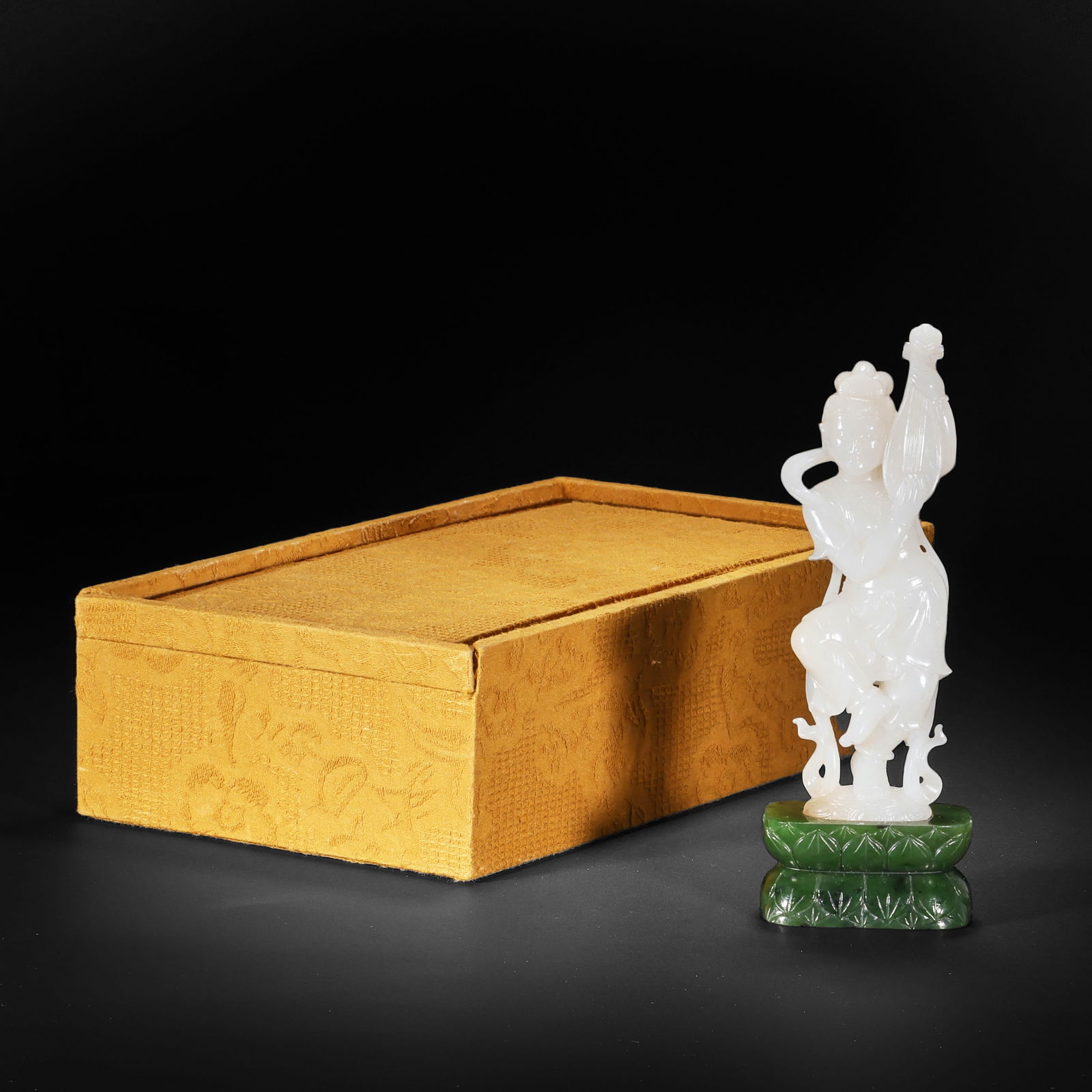 Standing Guanyin statue made of Hetian jade from the Qing Dynasty (1 of 13)