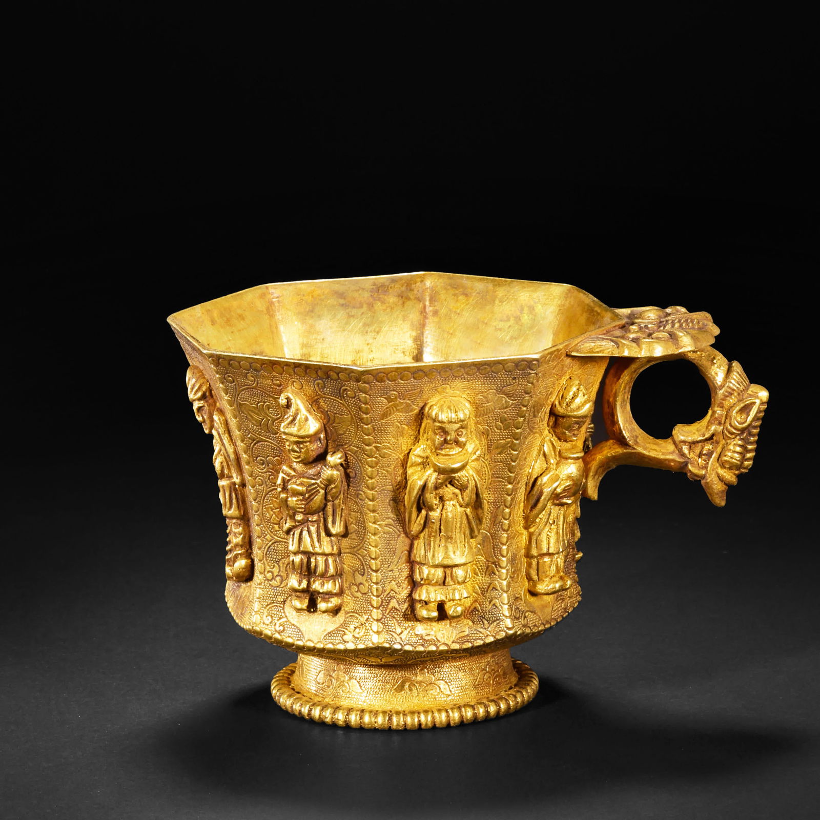 Gold-made Hu-style cups from before the Ming Dynasty: 382Gold-made Hu-style cups from before the Ming Dynasty