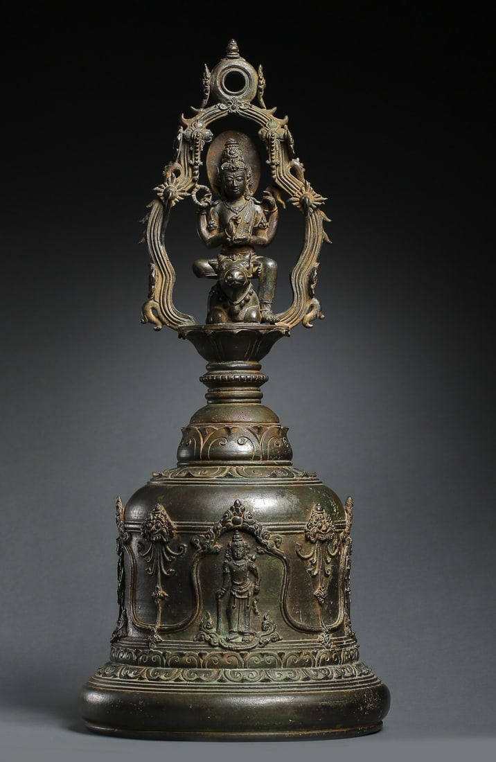 Bronze Buddha statues and bells from the Ming Dynasty (1 of 8)