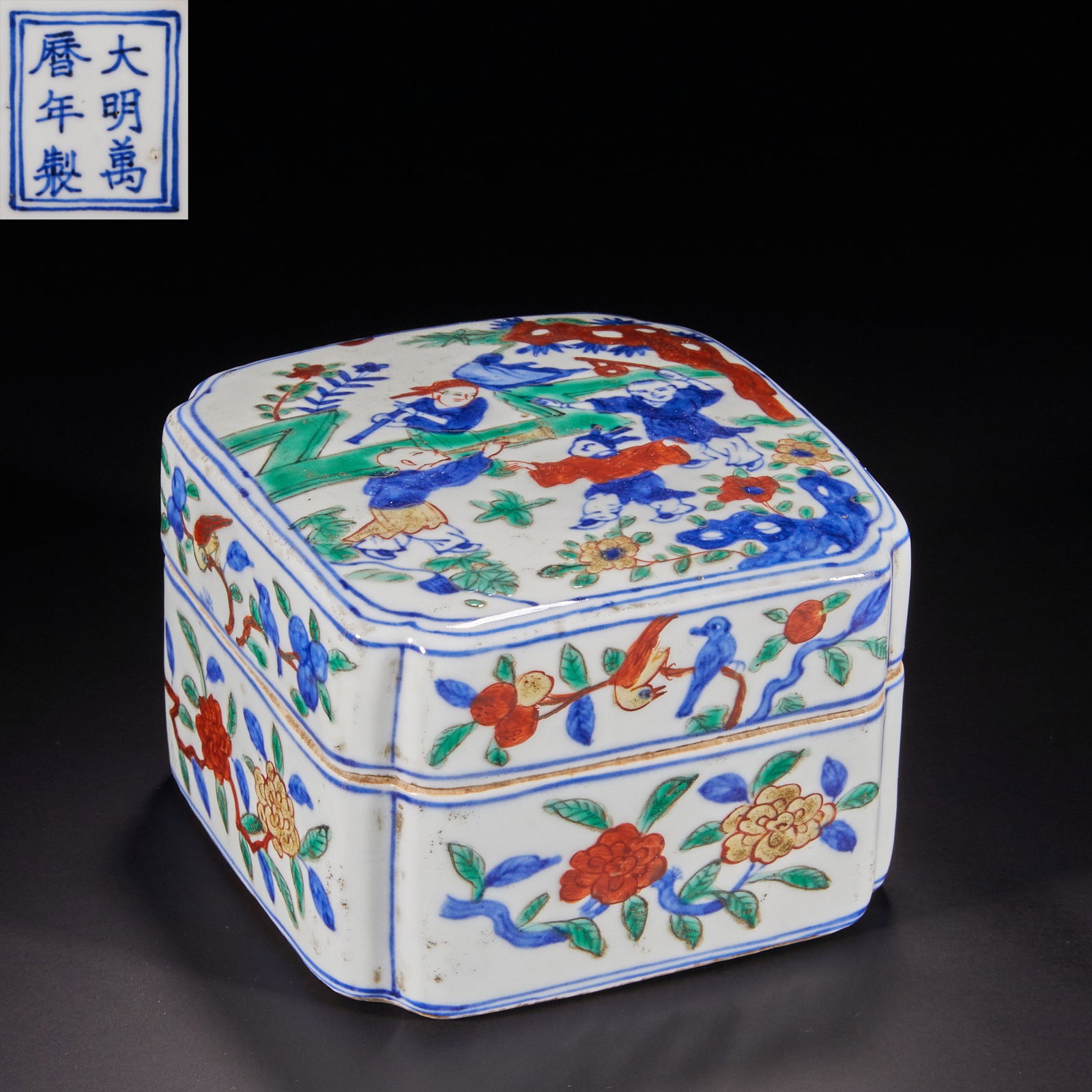Ming Dynasty polychrome floral covered box (1 of 12)